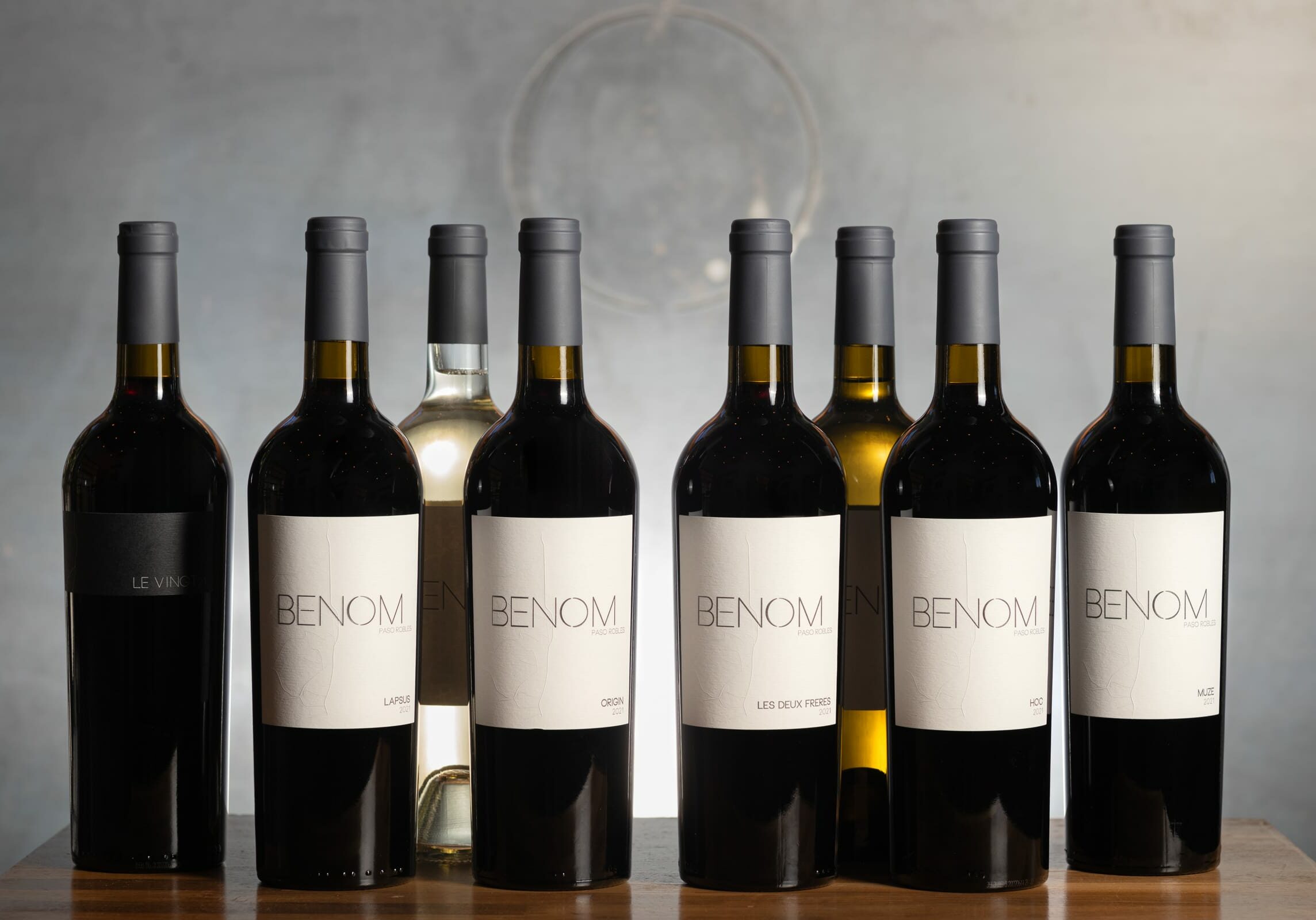 8 BENOM red and white wine bottles